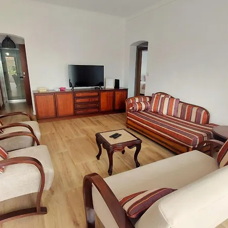 Lucia's Place נאזרה